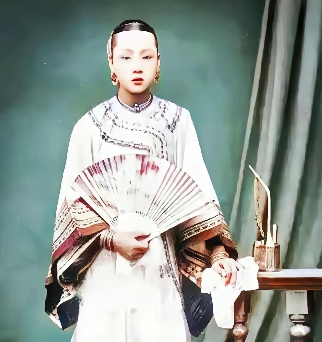 1863年，41岁的李鸿章大婚，娶了24岁的赵小莲。洞房花烛夜，赵小莲给他立了三