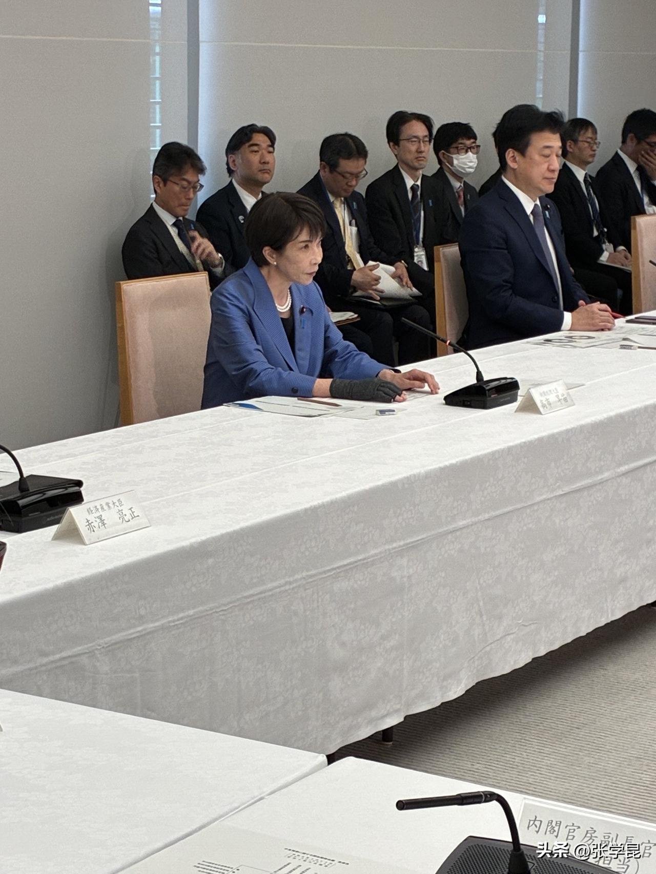 日本首相高市早苗今天发文说：“维护包括确保霍尔木兹海峡航行安全在内的中东地区和平