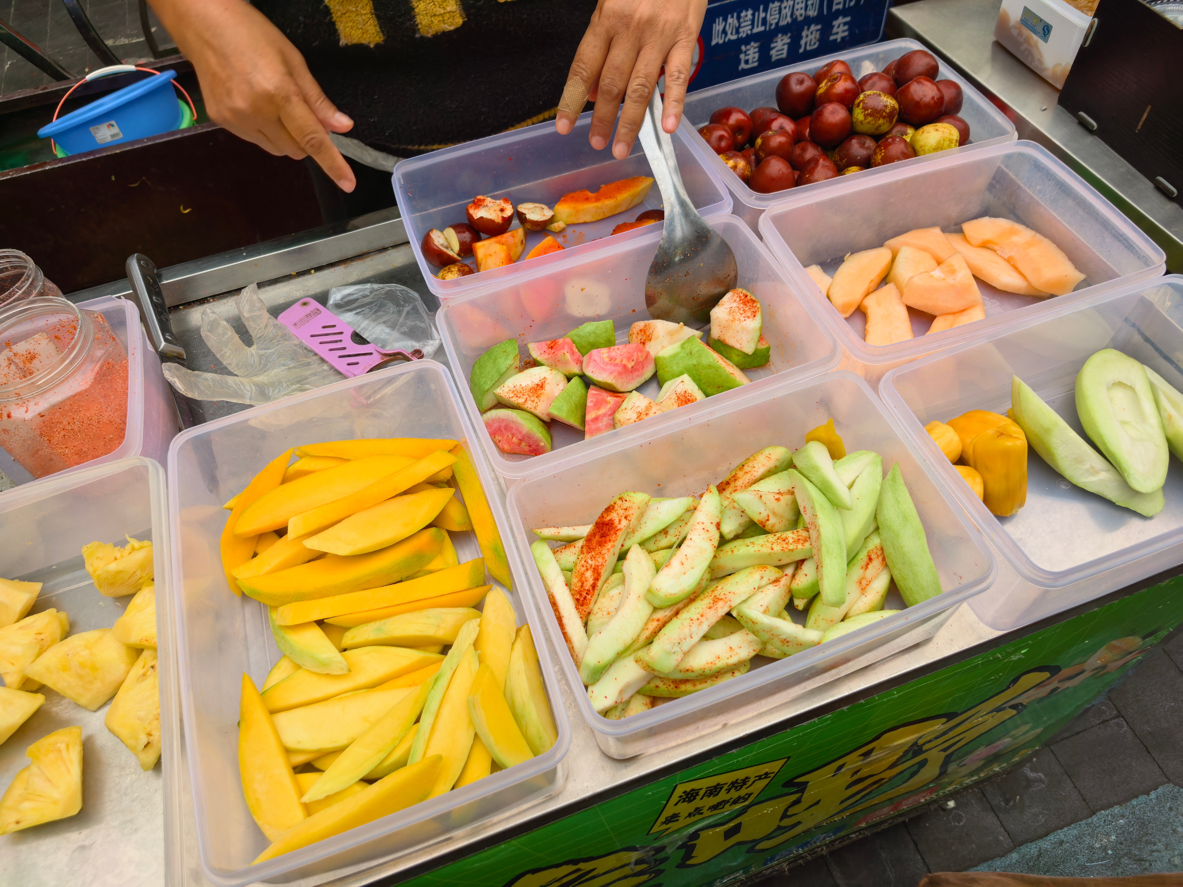 海南青芒，没有成熟的芒果就摘下来切片。然后蘸着椒盐和辣椒面吃。口感是清脆，酸咸 