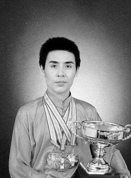 武术冠军赵长军打不过小流氓，其实太正常不过了。武术就是体操表演，全是瞎架子，一切