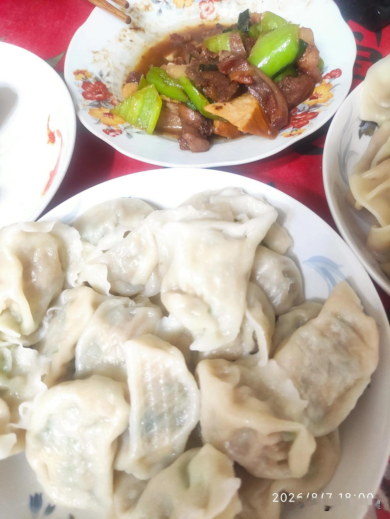 今天立秋吃饺子！天太热不想包了，前两天包的豆角馅饺子冻了一些，冰箱还有一盒在超市