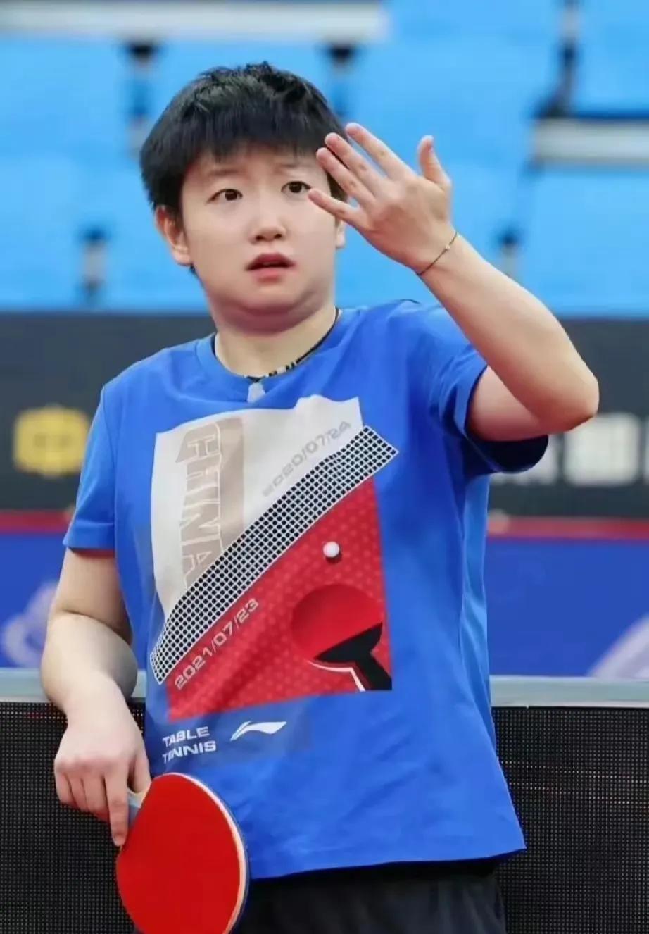 看到这个画面，真想说，摄影师这次绝对应该封奖章。因为这样瞬间的捕捉，让人心融化。