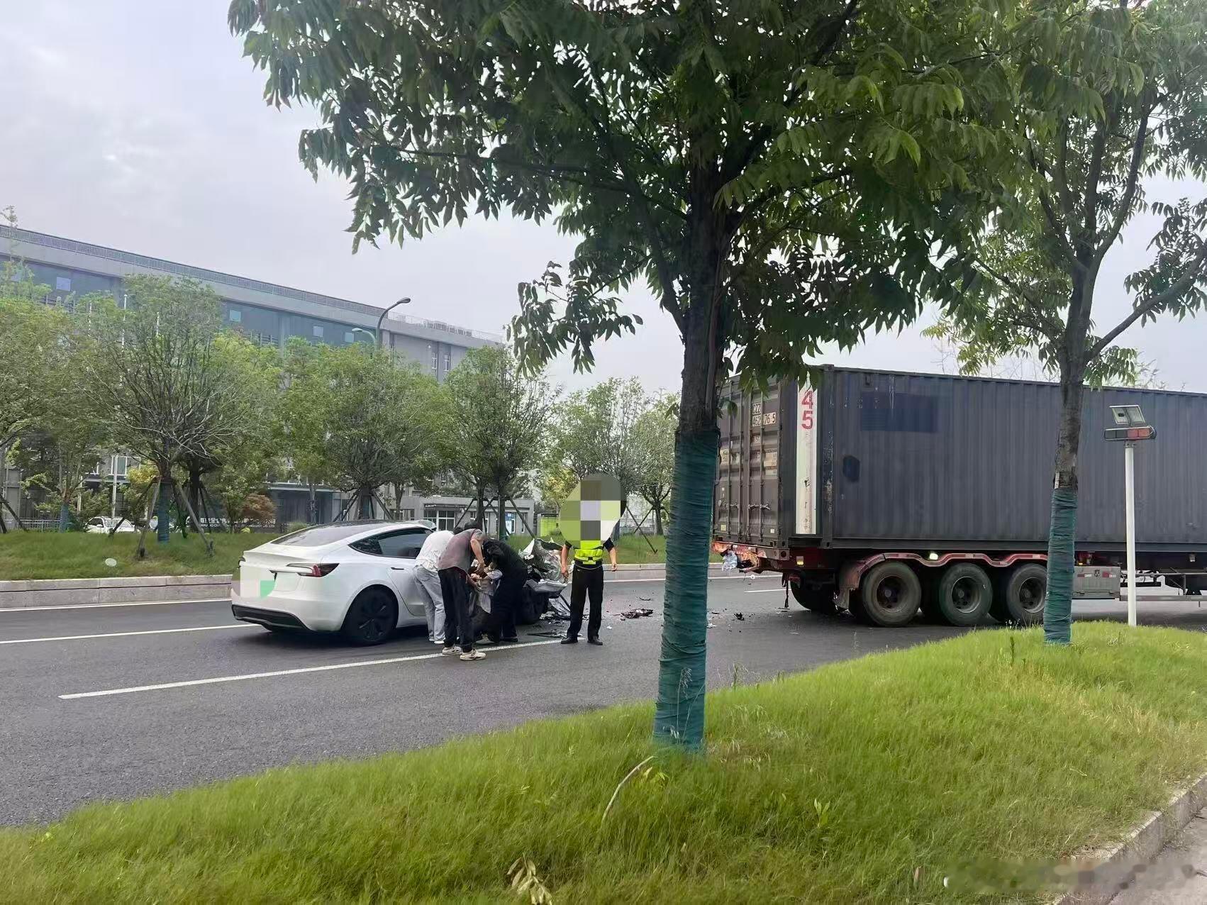 一位特斯拉Model 3车主及其乘客在中国追尾了一辆半挂卡车，尽管车身严重损毁，