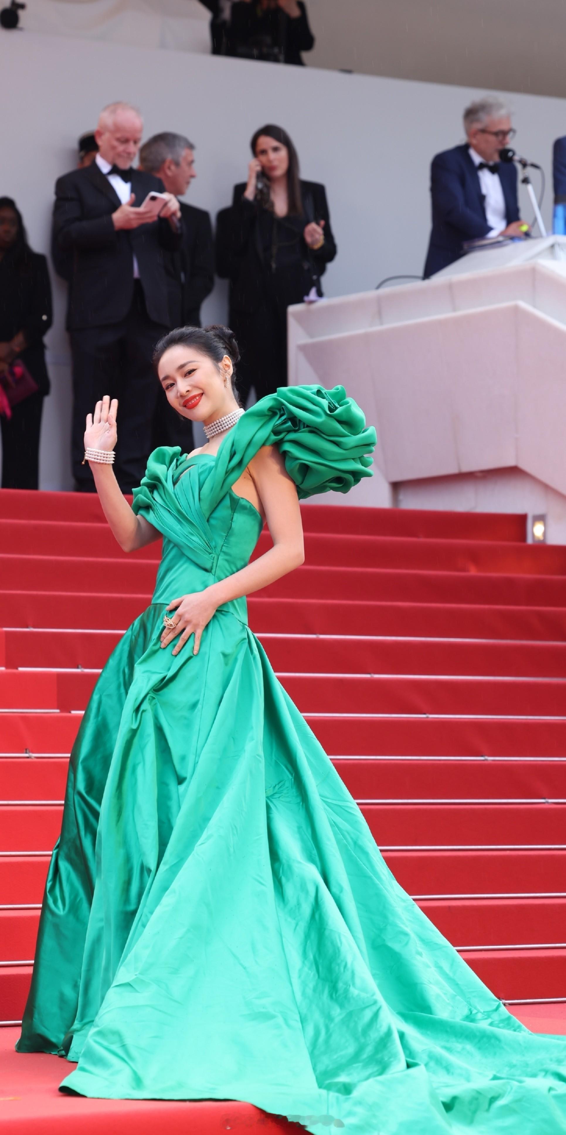 高叶戛纳红毯绿野仙踪曳地长裙造型 