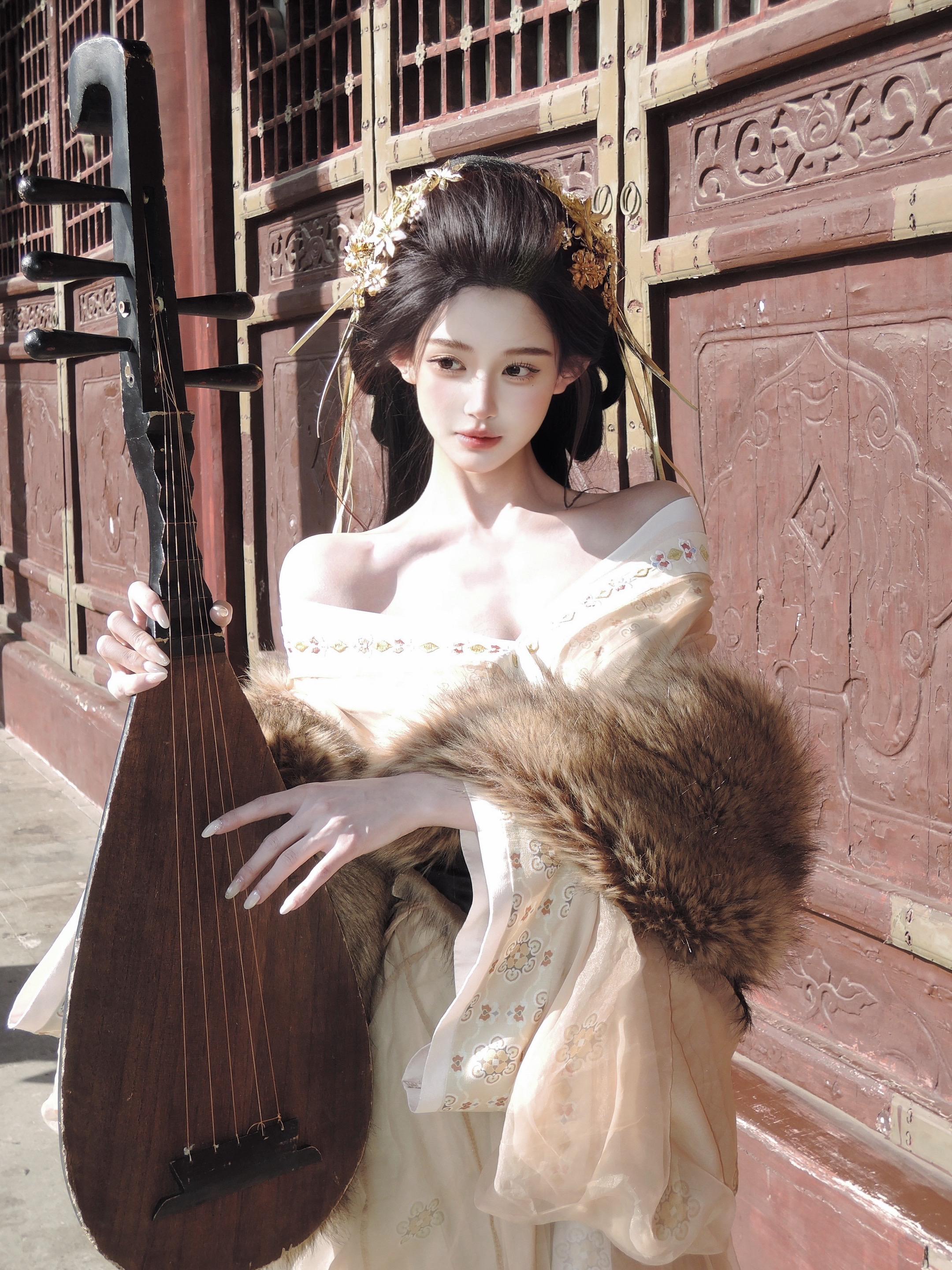 性如白玉烧犹冷 文似朱弦叩俞深