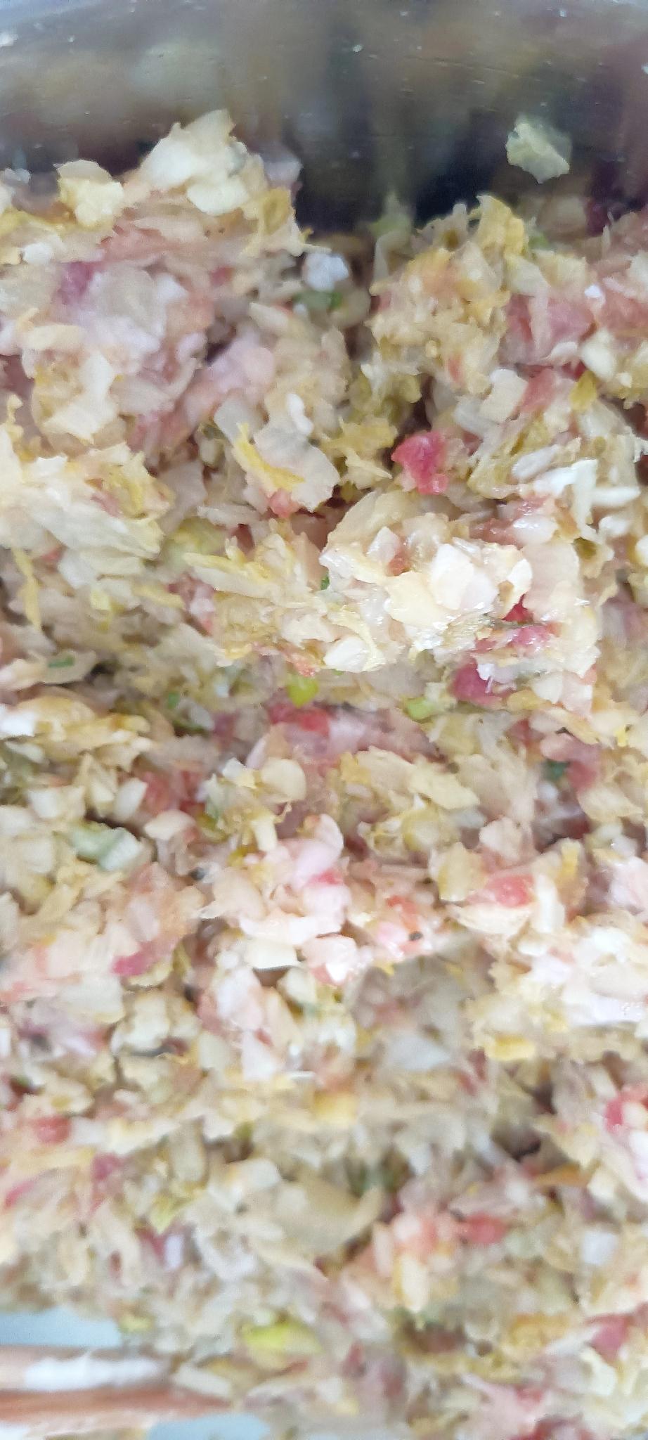 今天中午在女儿家烙馅饼，酸菜馅的。
不是女儿女婿喜欢吃，是因为我有私心。
我妈喜