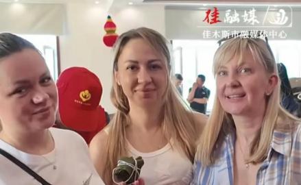 俄罗斯人入乡随俗包粽子，金发碧眼学端午，场面又好笑又暖心.

端午节，国内不少中