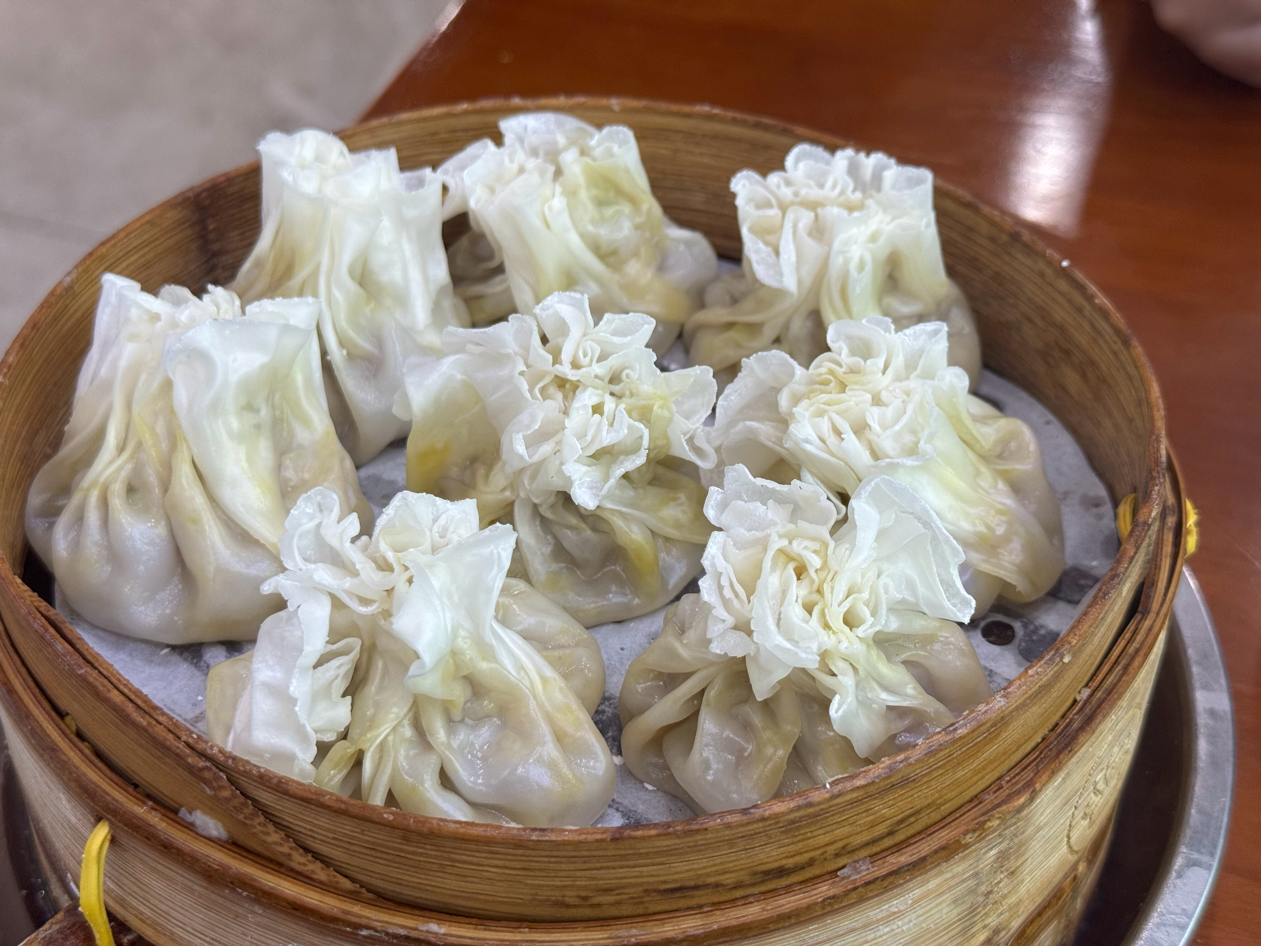 我真的太太太喜欢吃内蒙的这一口烧麦了，皮薄馅大，我每次来内蒙以及周边必吃！[允悲