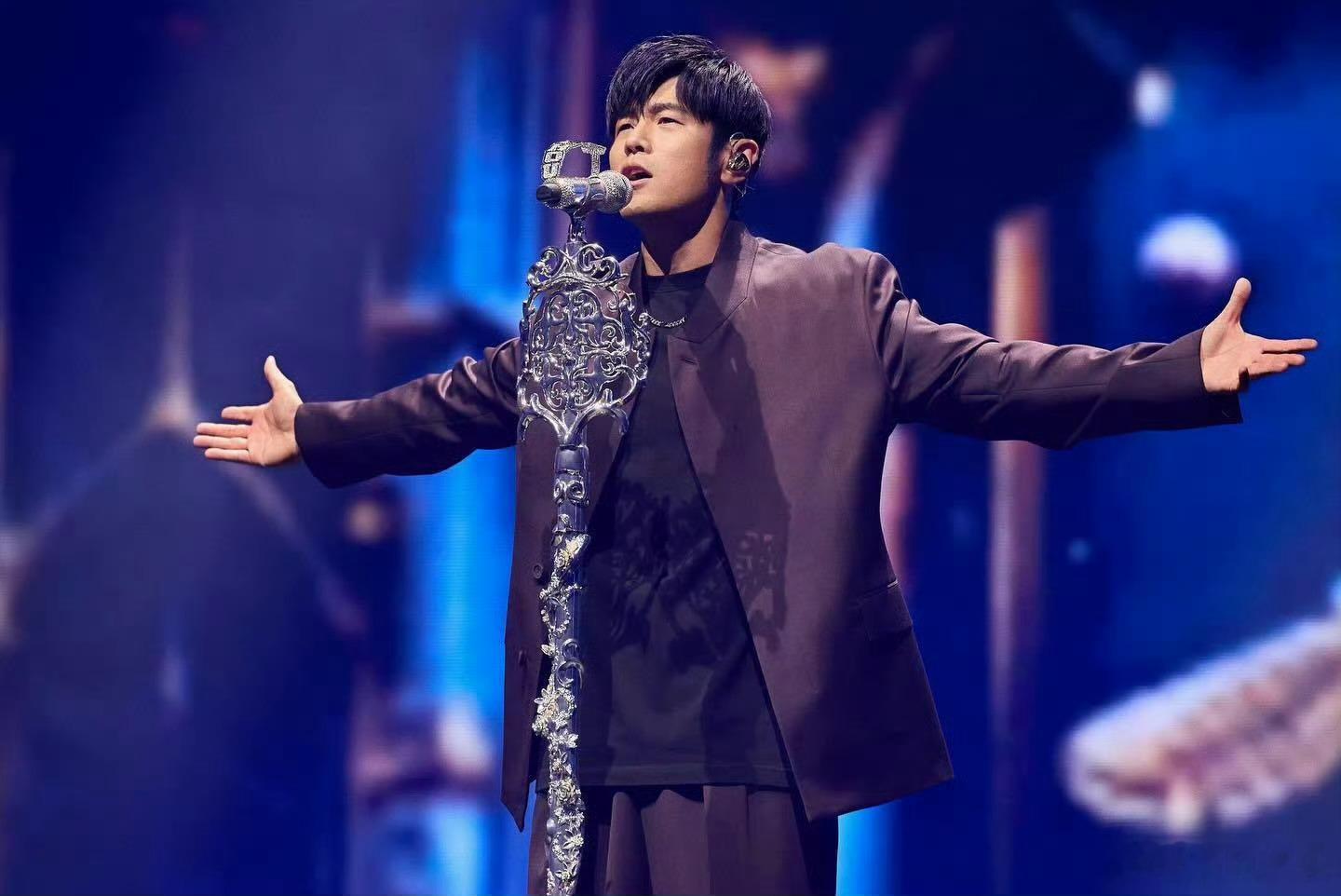 周杰伦演唱会瘦回20年前 瘦下来还是很帅的，想去演唱会！ 