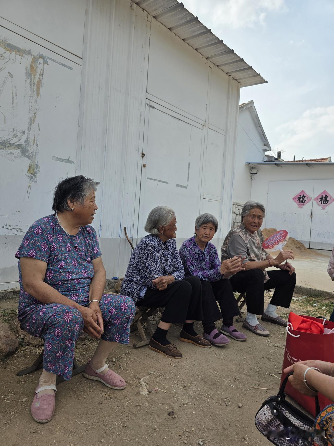 人均存款2.25万元的村子，为啥老人们还是缝缝补补过日子？

昨天下午在村北，看
