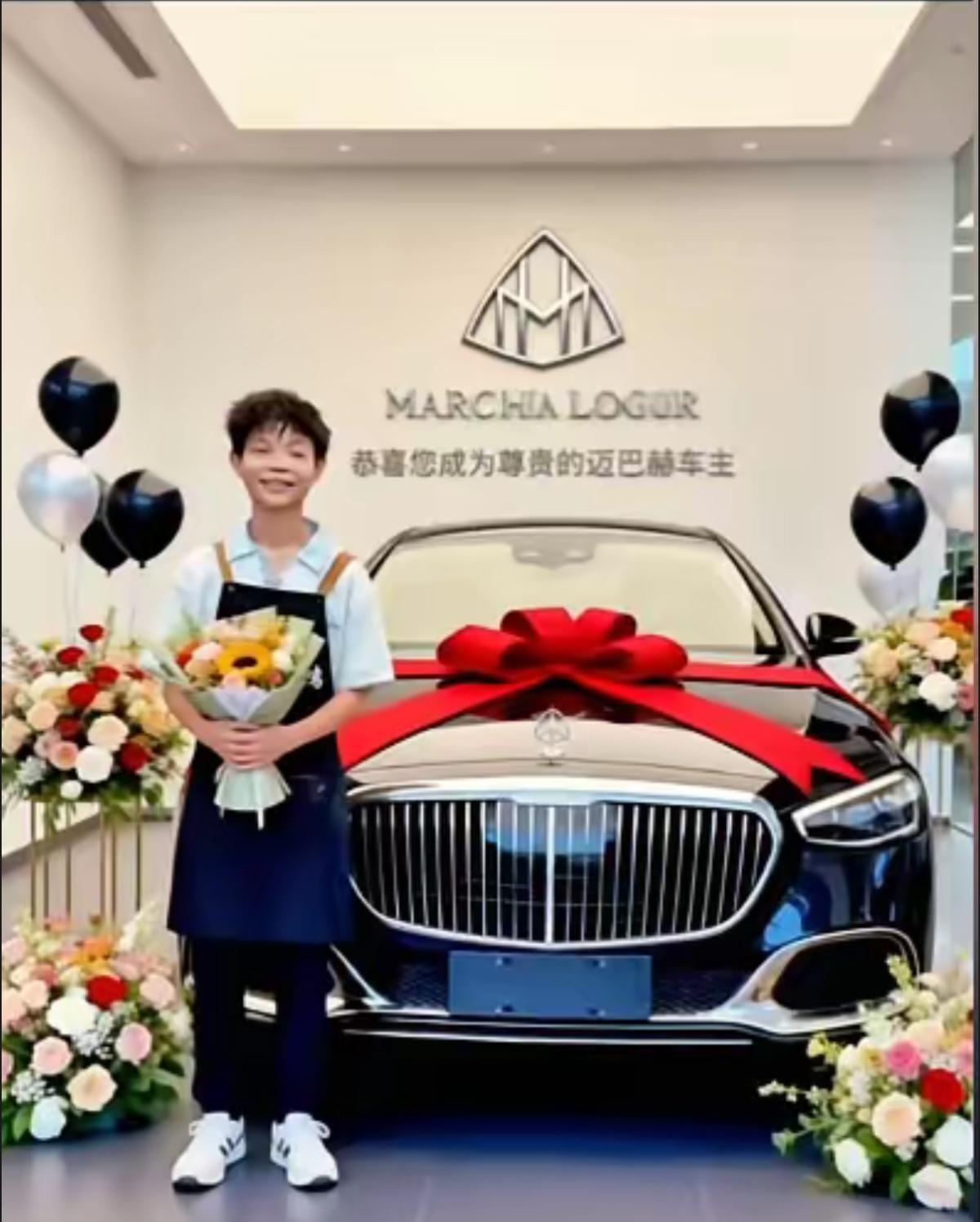 烤鸡少年目标是迈巴赫，
声称日入过万的少年，
最近流量是真的大！
从前段时间的鸡