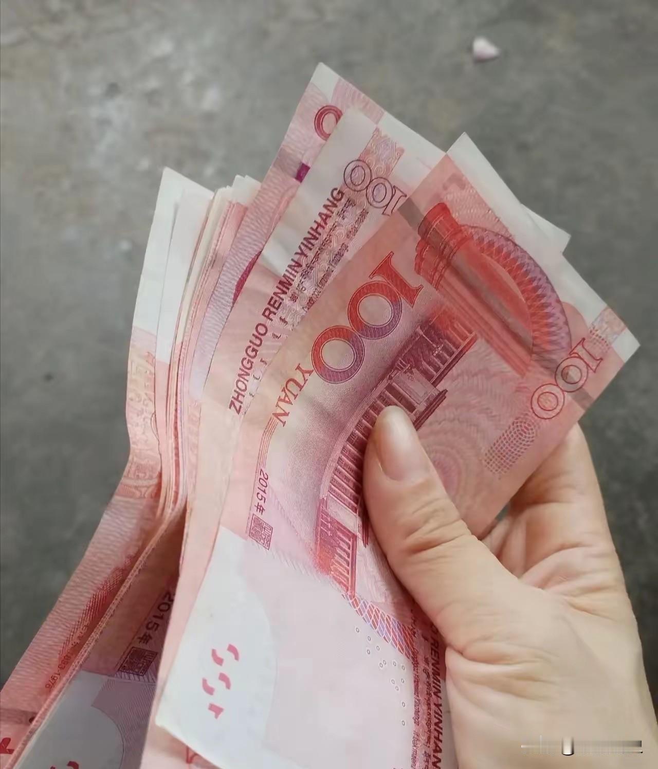 就是二话不说，就是问直接是现金还是转账，妈妈问东问西。
 
同样是开口要钱，两种