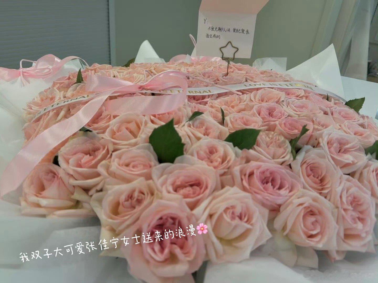 张佳宁送谭松韵粉玫瑰哇哇哇两位美女姐姐友谊长存～ ​​​