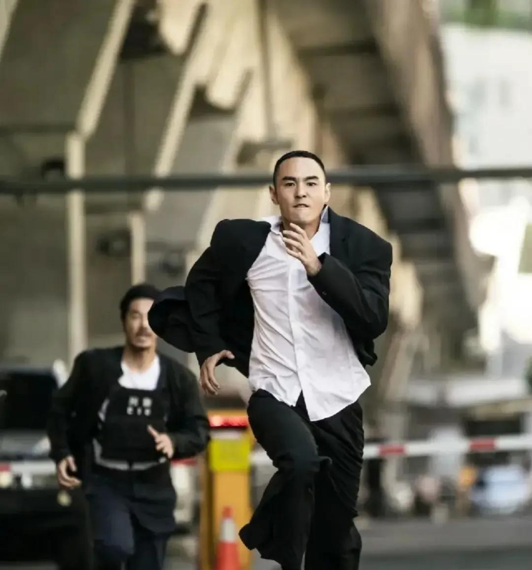 其实这个影片没有那么牛。也没有那么的血腥，尺度也一点不大。对比韩国的电影还是充满