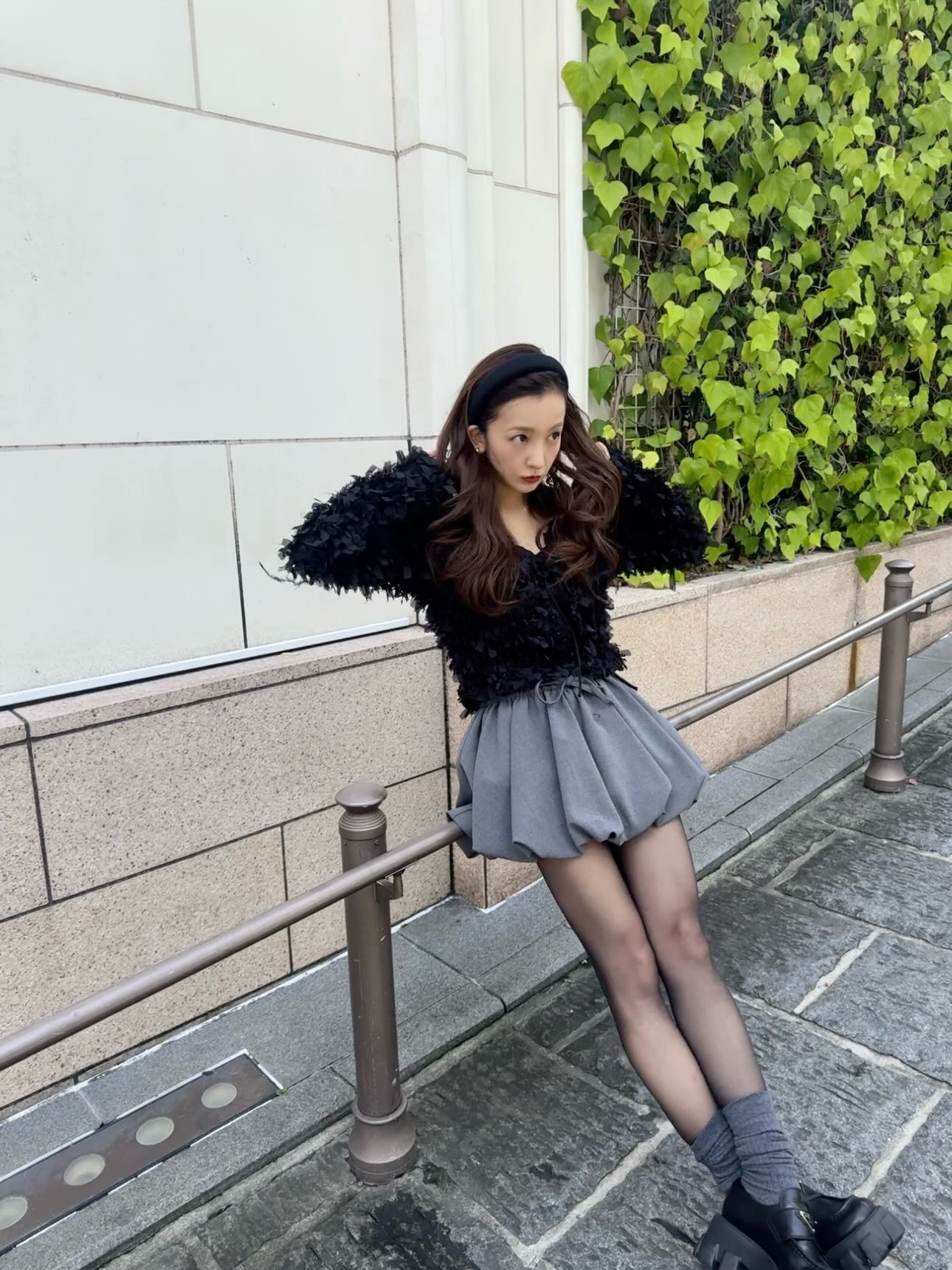 板野友美[超话] 260912 ins更新🐦‍⬛🖤🎧tops skirt 