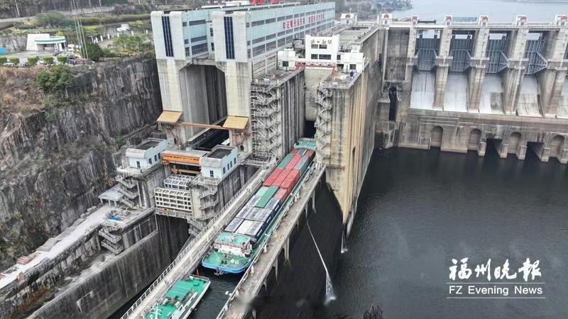 【闽江黄金水道南平到马尾港  运能提至千吨级】

18日10时，“闽江2号”顺利