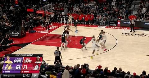 第三节开始，文森特三分被盖帽，斯玛特三分投进！ 