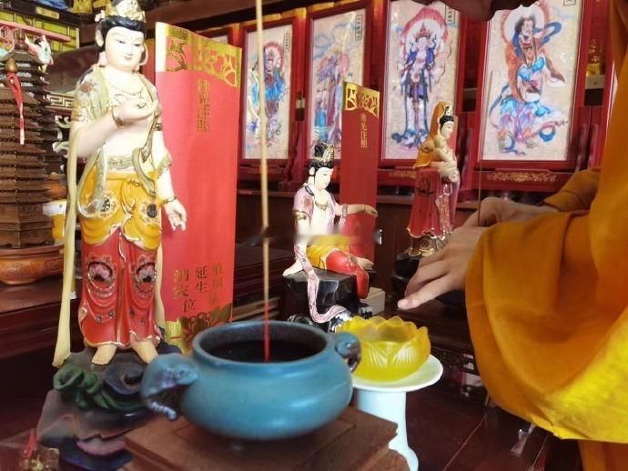 愿所有的善信们，都能拥有健康、长寿和幸福的生活，享受富足的快乐时光；愿所有的孩子