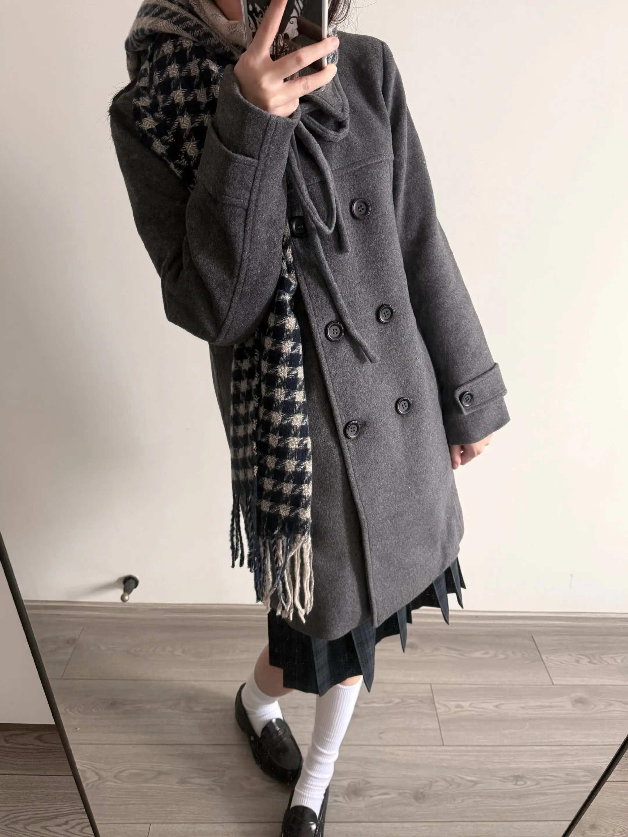 大衣配长裙。