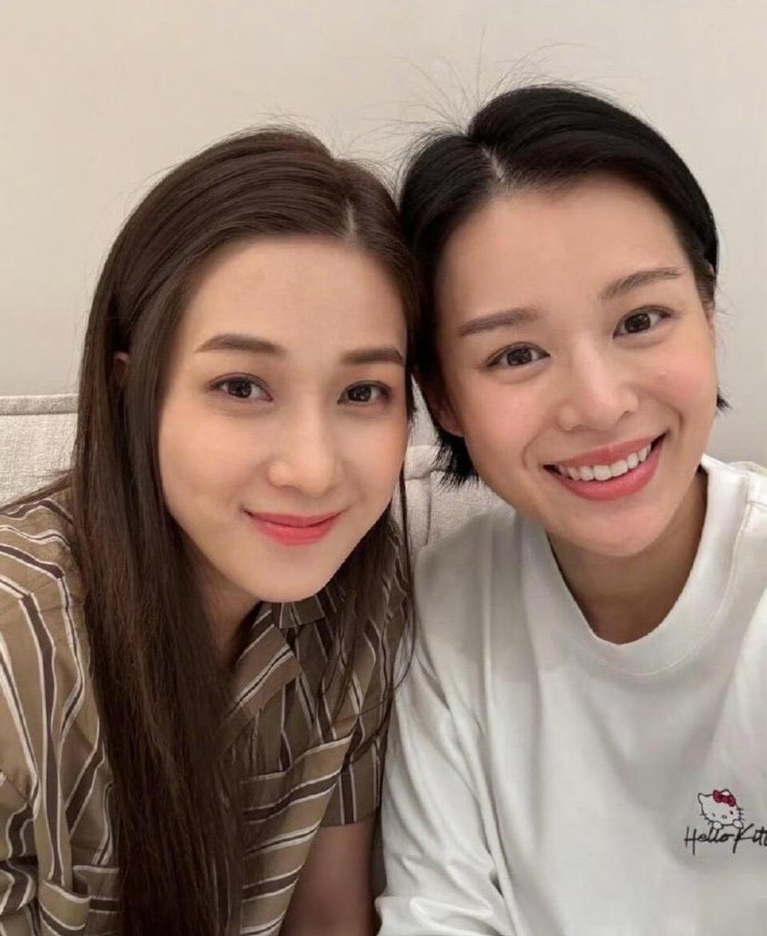 胡杏儿和钟嘉欣聚餐照片背景房子吸眼球。
且不说这俩美女🈶多养眼，在发布的照片里