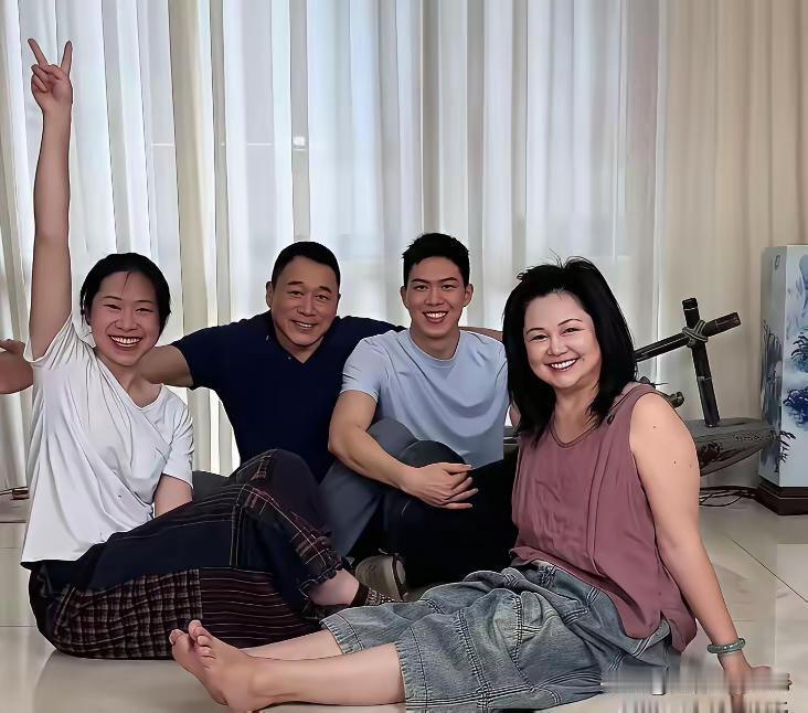 海峰演武松，
一举获成功。
幸福全家照，
含笑乐其中。