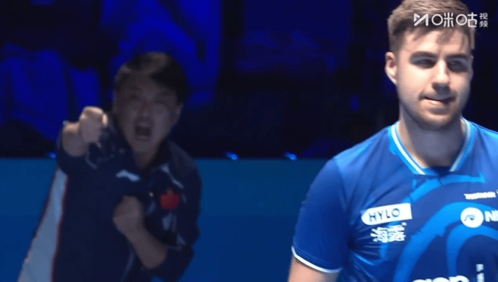 王楚钦逆转赢下比赛，王皓激动的打出了一套组合拳！
王楚钦手指的方向是中国乒乓球队