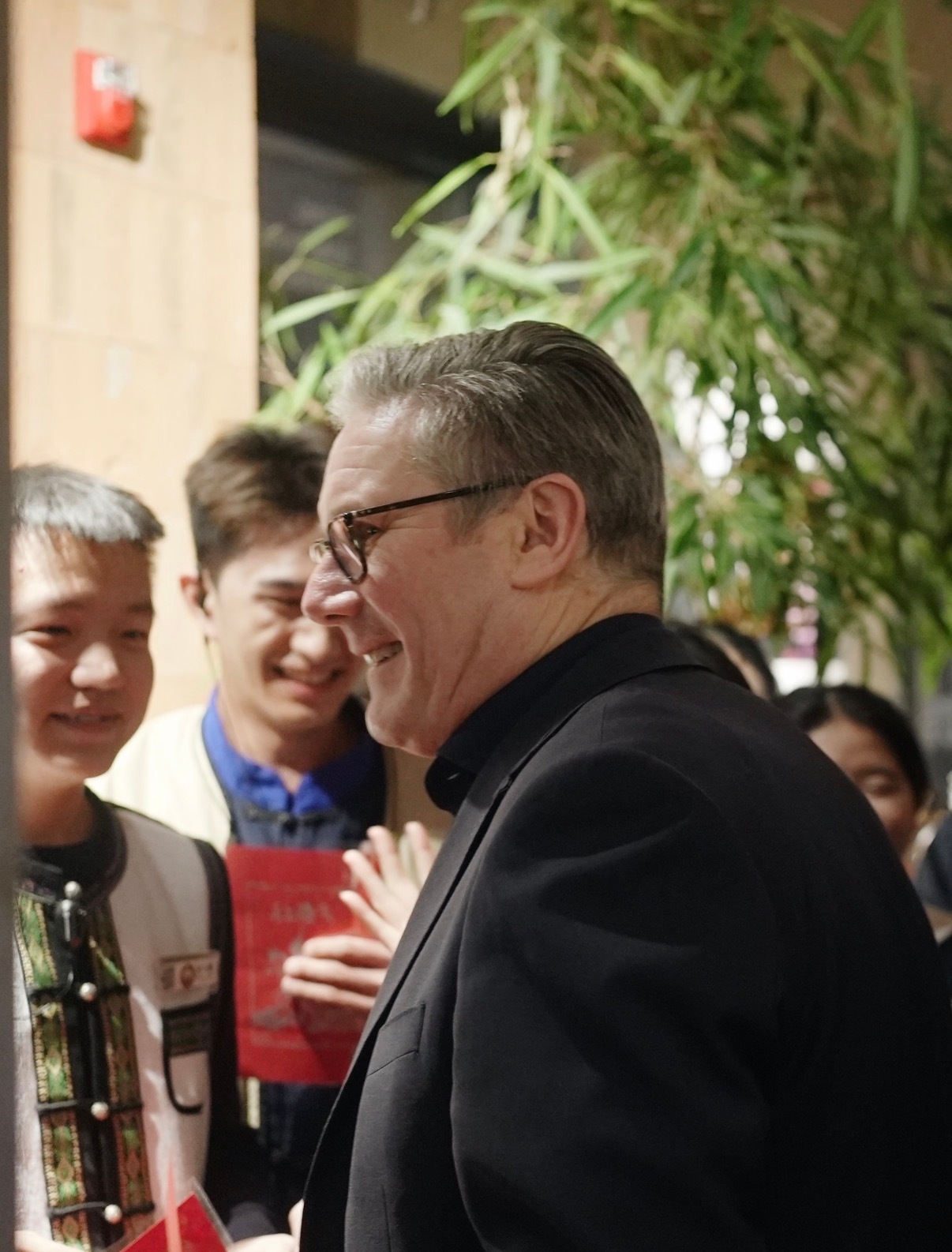 不管是英国首相还是前段时间的法国总统，豆挺没架子的，西方的政客是和咱们这儿不太一