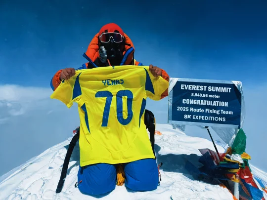 攀登者在珠峰祝利雅得胜利70周年快乐