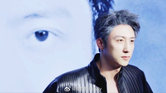 黄景瑜银发银发杀终于回归！硬朗轮廓配上冷调发色，时尚感爆棚，不愧是行走的画报！黄