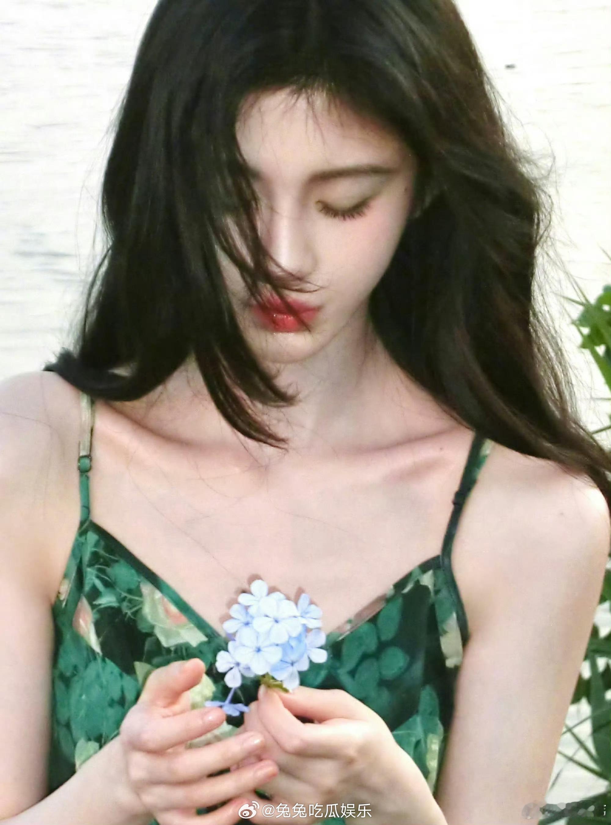 鞠婧祎墨绿玫瑰吊带裙好明媚啊 ​​​