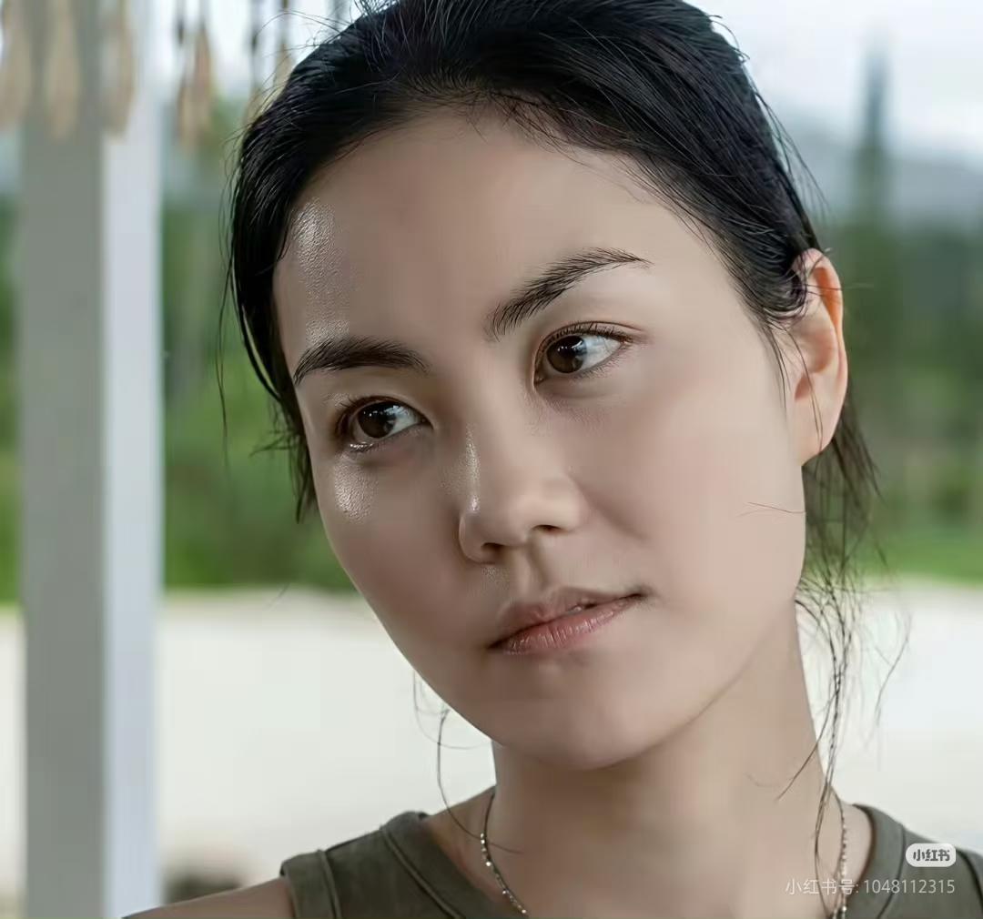 王菲的长相非常难形容 ，但绝对是上等 ！
骨相非常的好，皮相中眉眼也是上等 。