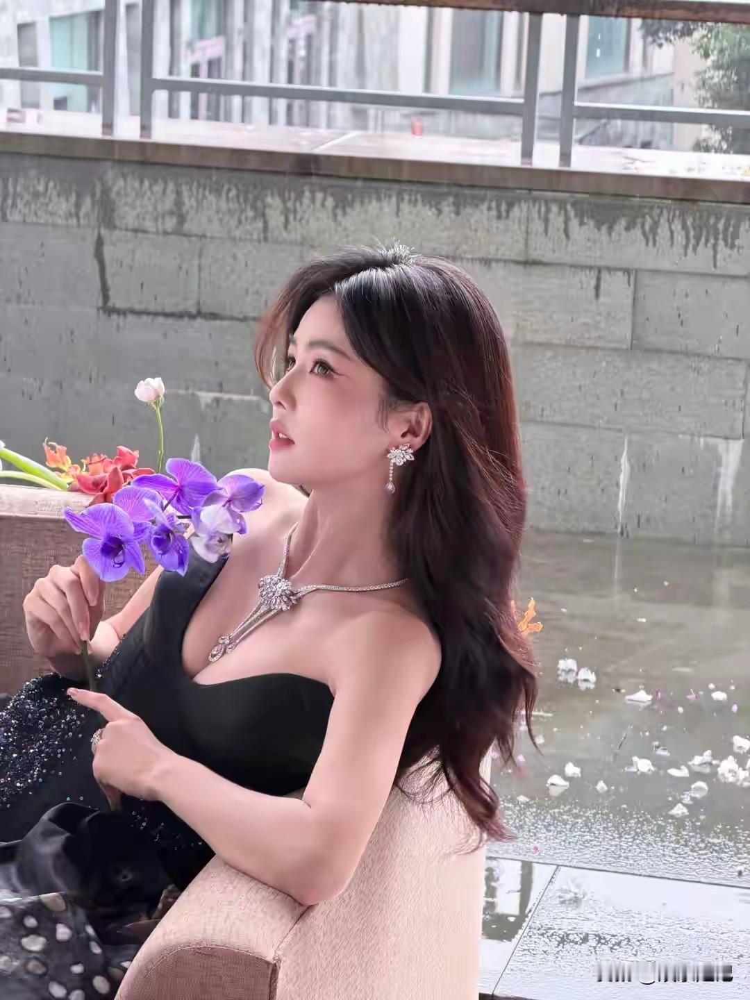 你们说是不是故意的？白鹿的项链可真会挑地方放