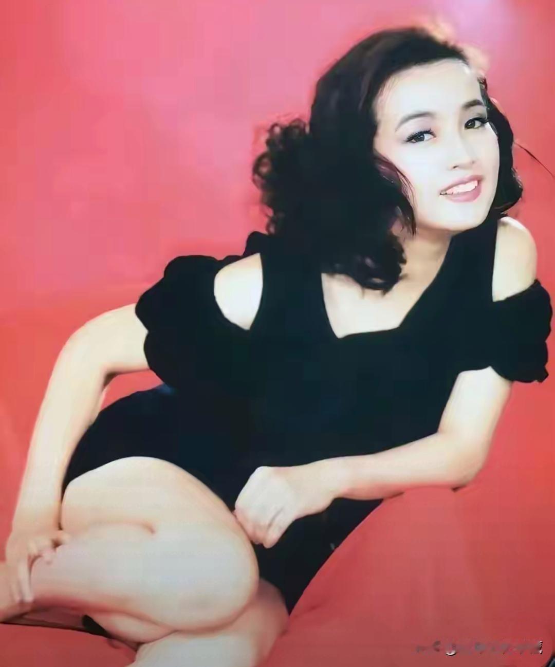 刘晓庆早期性感照，没想到早期的刘晓庆就是这样开放，黑色露肩装，大腿又粗又短，还没