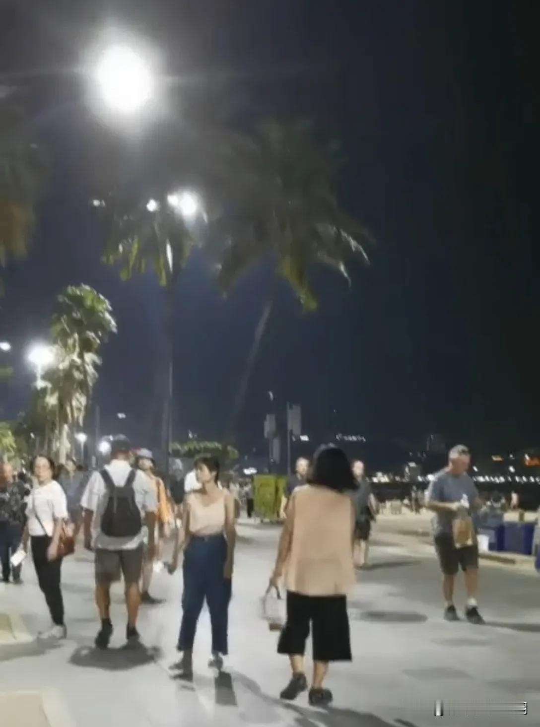 泰国芭提雅，虽然基础设施不发达，但却非常开放；虽然海边环境一般，但游客却超级多；