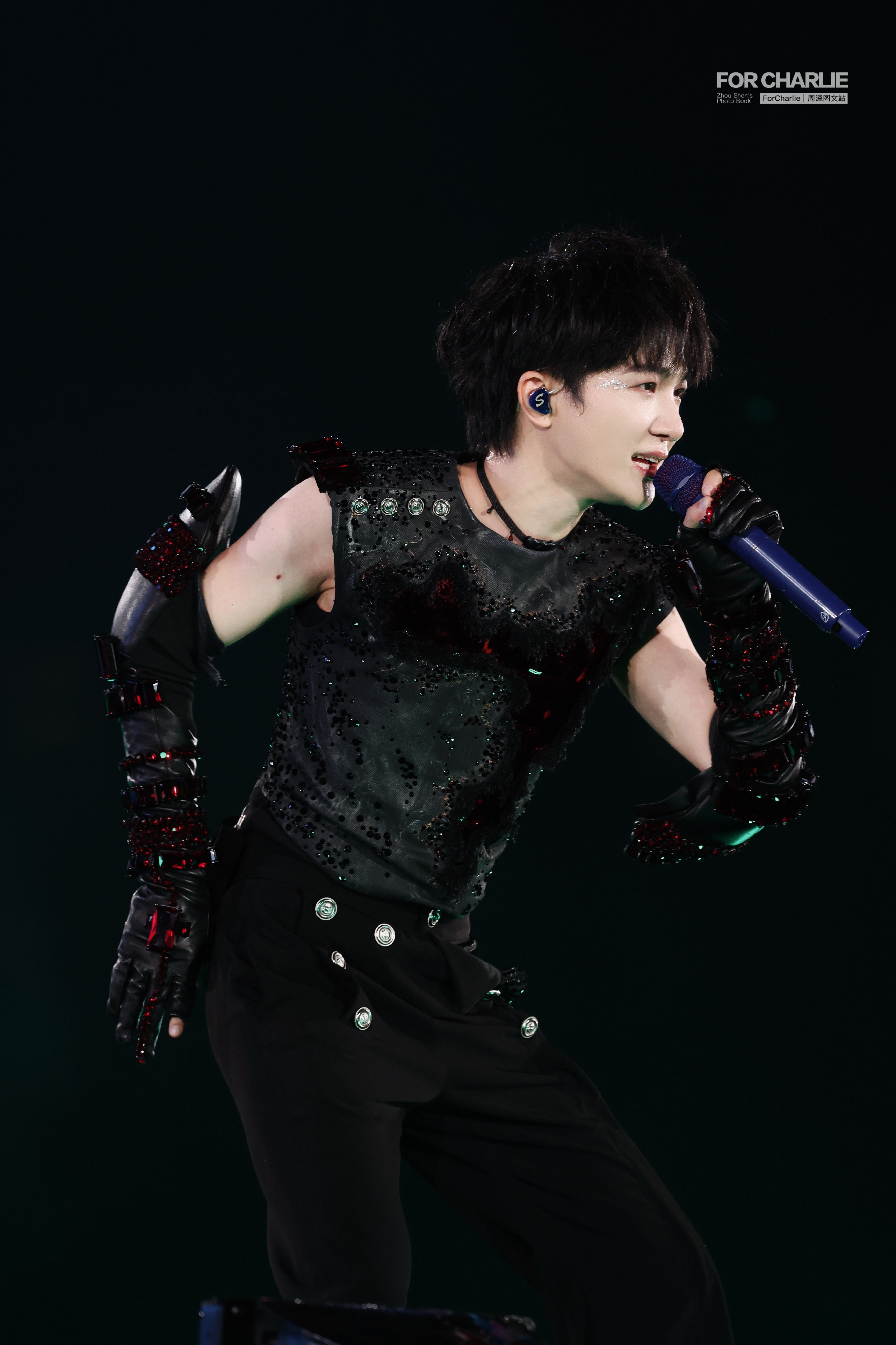 周深  要的就是绝对压制。20260712 呼和浩特DAY1 新衣服LOOK1周