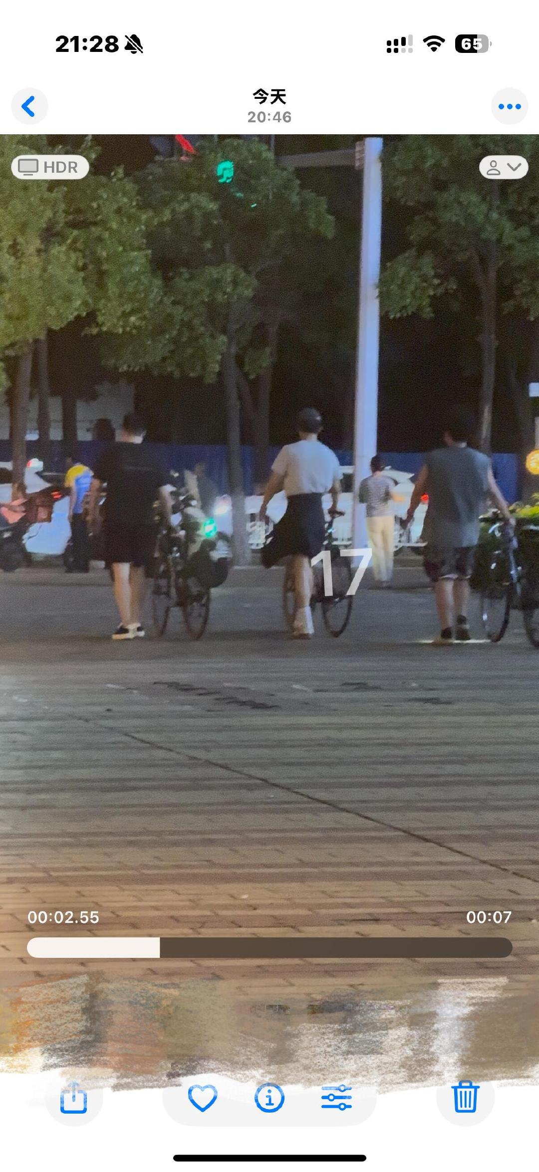 网友偶遇王星越岳阳骑车 有网友在岳阳偶遇王星越骑车，单手拎着车过马路，真的是非常
