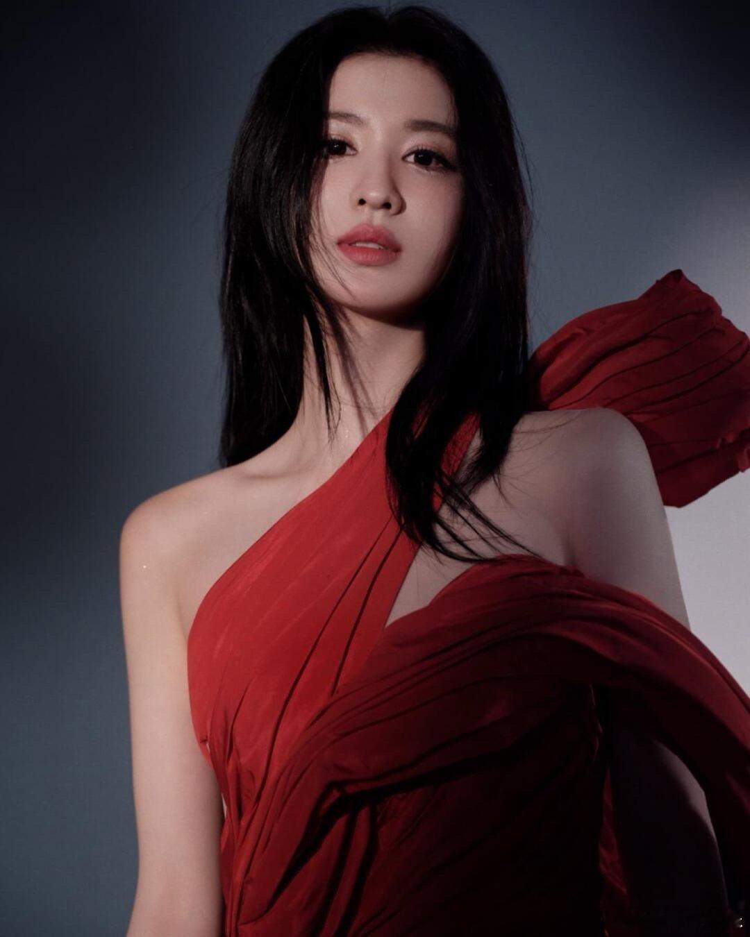 王楚然 绯色灼灼影光绰绰闯入一片炽热，这也太美了吧，鲜艳的红色连衣裙，裙摆随着微