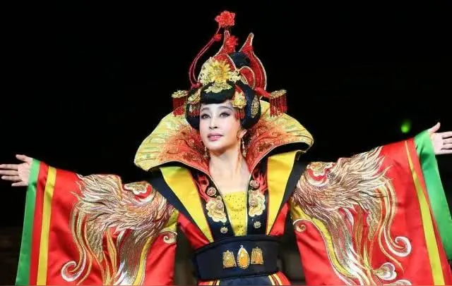 演过武则天的人格局就是不一样 刘晓庆真的把女皇格局刻进骨子里了。看淡世事纷扰，万