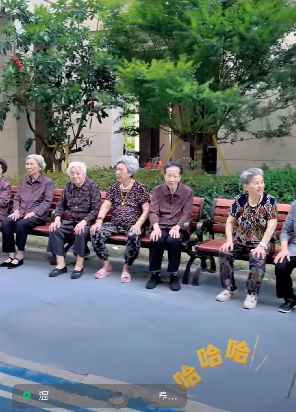 很多老年人不喜欢到养老院去，宁愿孤独在家，然后又说子女不经常去看她们，说是无聊寂