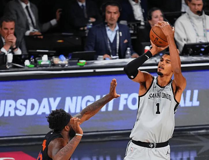 天塌了！

今天，马刺最终以 113 比 124 不敌尼克斯，与冠军奖杯失之交臂