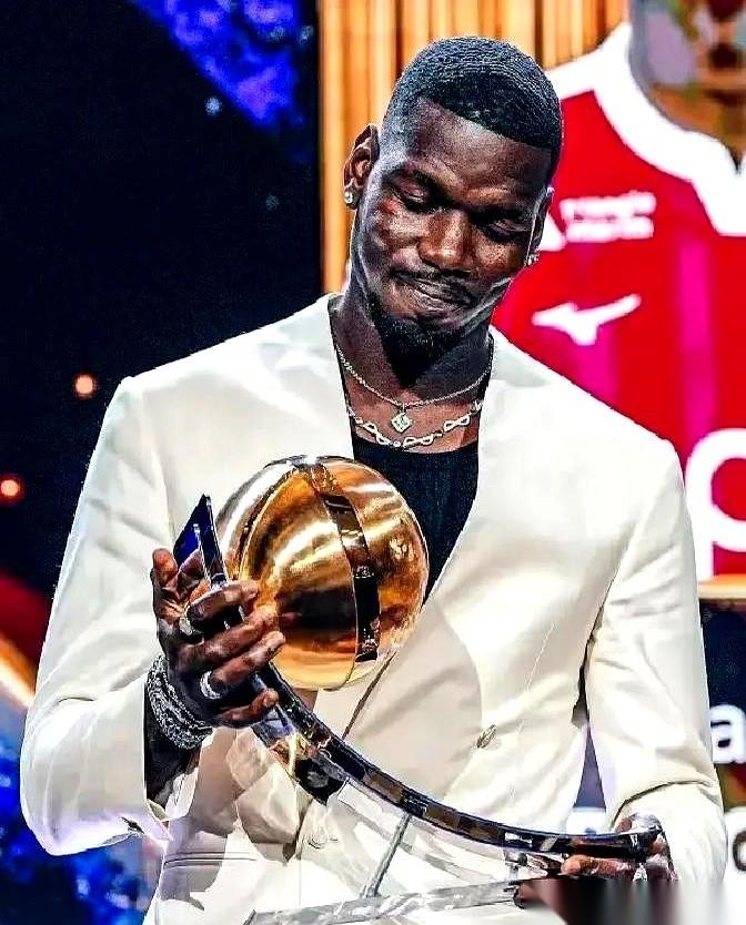 一纸禁令，四年。
什么顶薪中场，瞬间归零。
连训练场都进不去。
四年啊，我的天。