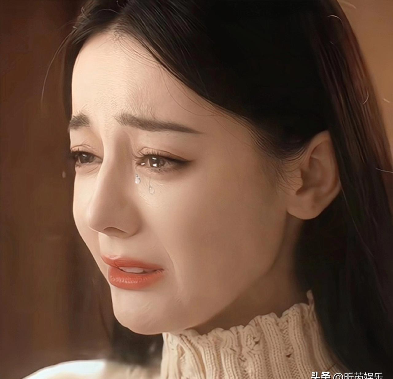 迪丽热巴被团队坑丢迪奥大秀！
滞迪拜12小时，粉丝炸到工作室关评论
你翻她工作室