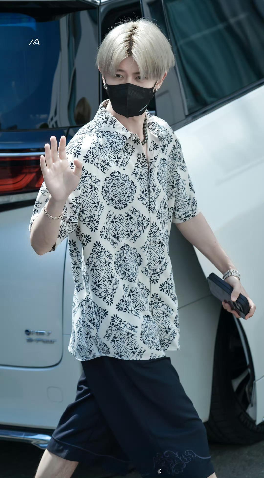 任嘉伦直播上班路透，花美男[yeah] ​​​