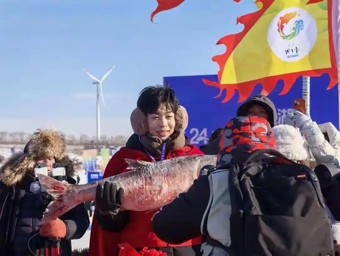 《破纪录！查干湖头鱼拍出169.9999万元，这“天价鱼”藏着啥门道？》

零下