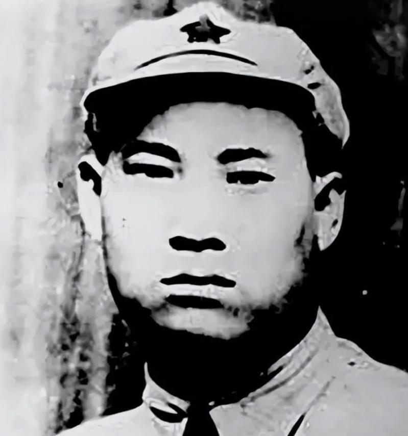 抗战中，贺炳炎正和江东升喝茶，侦察员匆匆来报“发现日军中队！”江东升以为日军刚出