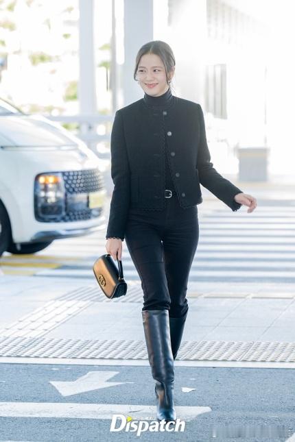 23日，#kimjisoo[超话]# 经仁川机场出发，前往法国巴黎出席海外日程。
