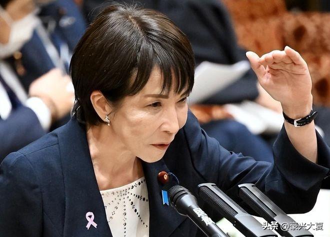 她常年坚持参拜、供奉靖国神社，拒不承认日本的侵略罪行，还执意修改教材、美化殖民历