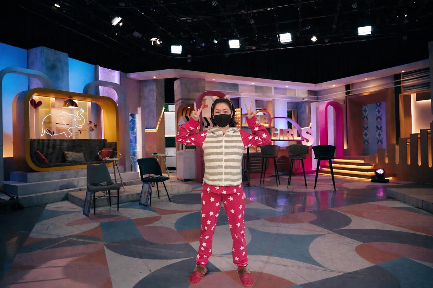 小S晒开工照刚刚，小S发新照官宣复工！她表示：“这段时间，谢谢东森电视台一直支持