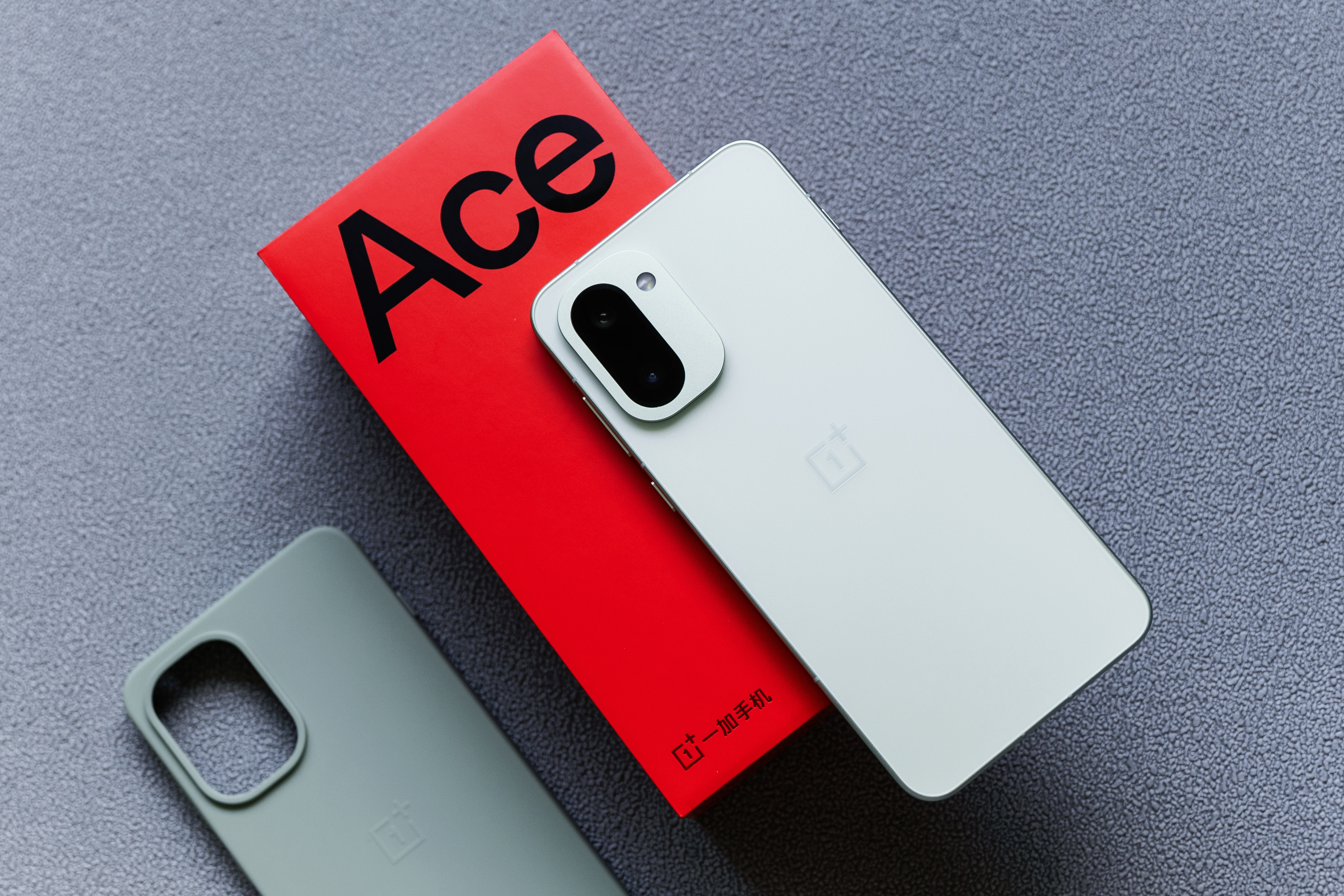 一加Ace6T 「掠影绿」大R角、直边金属中框、前后纯平面设计，低饱和配色；搭载