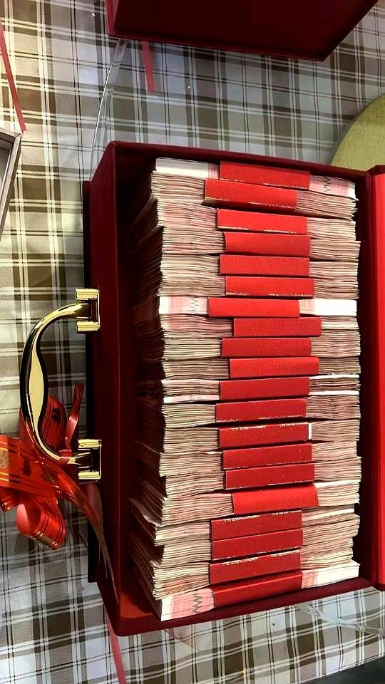 日子都快挑好了，彩礼、三金也画了大概，男方母亲绕过小两口，私下去和女方压价，话锋